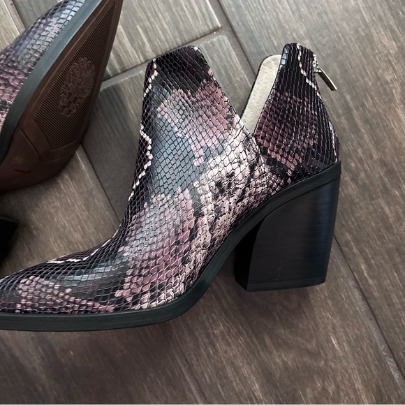Vince Camuto Gigietta Leather Booties in Snakeskin Sz 8 - Picture 7 of 11
